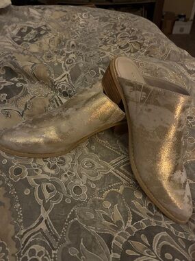 Very‎ Volatile Metallic Gold Slip-On Mules